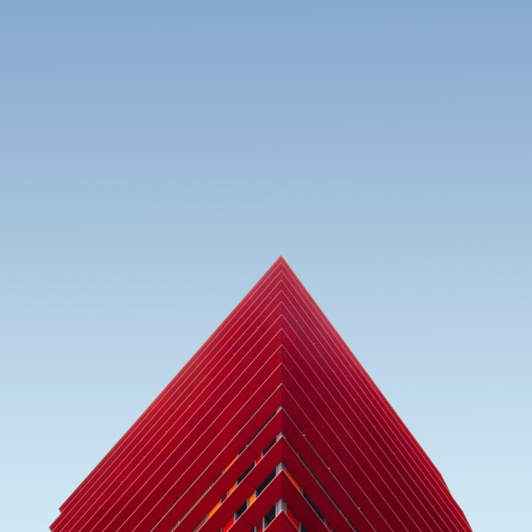 Moderne rote Architektur vor blauem Himmel