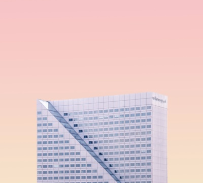 Moderne Architektur vor orangem Himmel