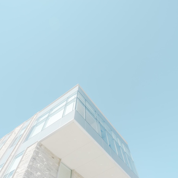 Moderne Architektur vor hellblauem Himmel