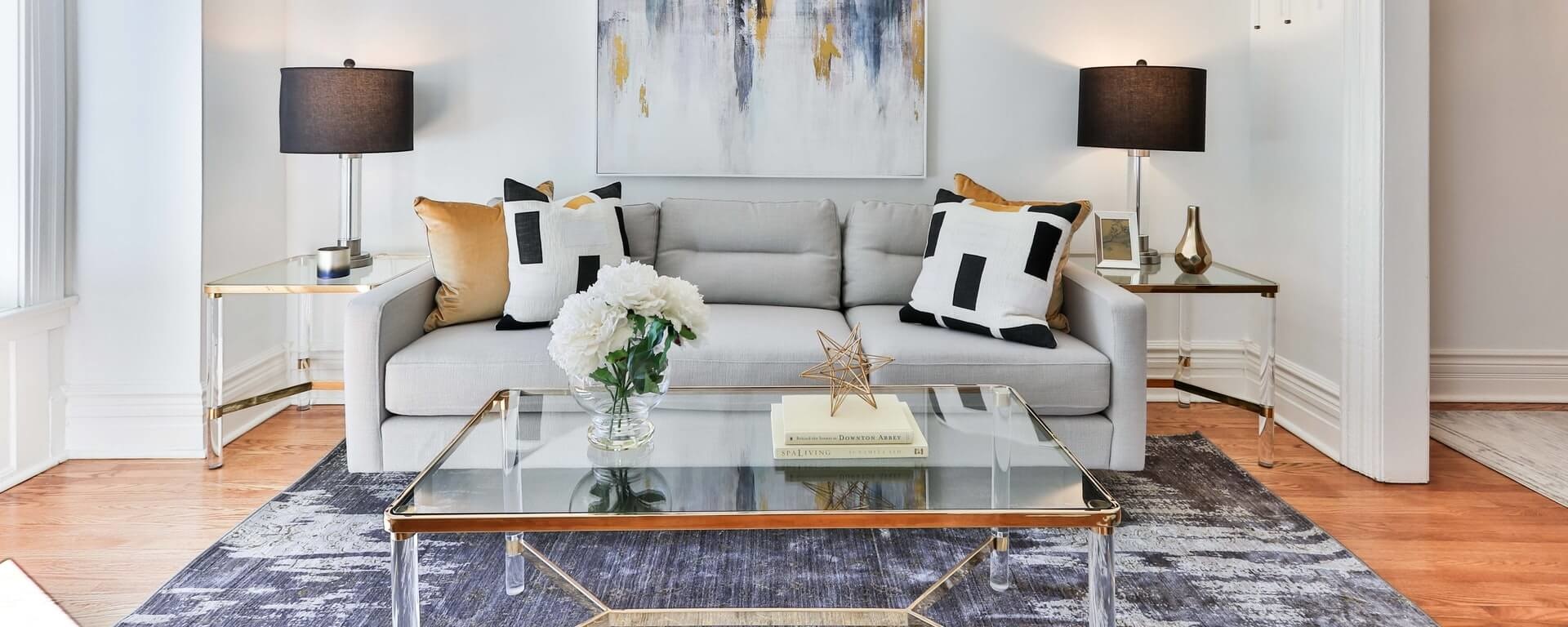 Stilvolles eingerichtetes Wohnzimmer mit Couch im Appartement