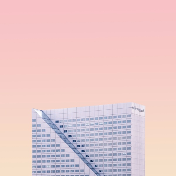Moderne Architektur vor orangem Himmel