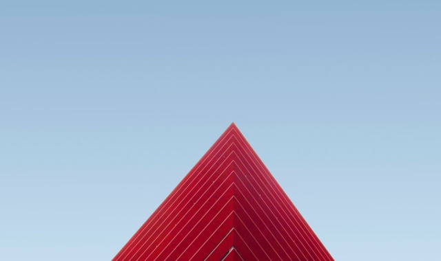 Moderne rote Architektur vor blauem Himmel