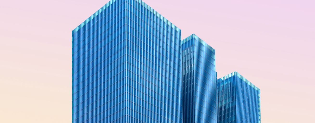 Moderne Architektur vor rosa Himmel
