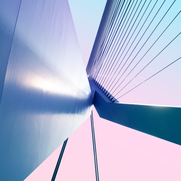 Moderne Brücke aus spannender Perspektive