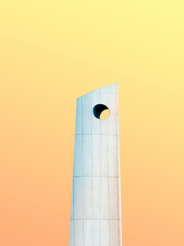 Moderne Architektur vor gelbem Himmel
