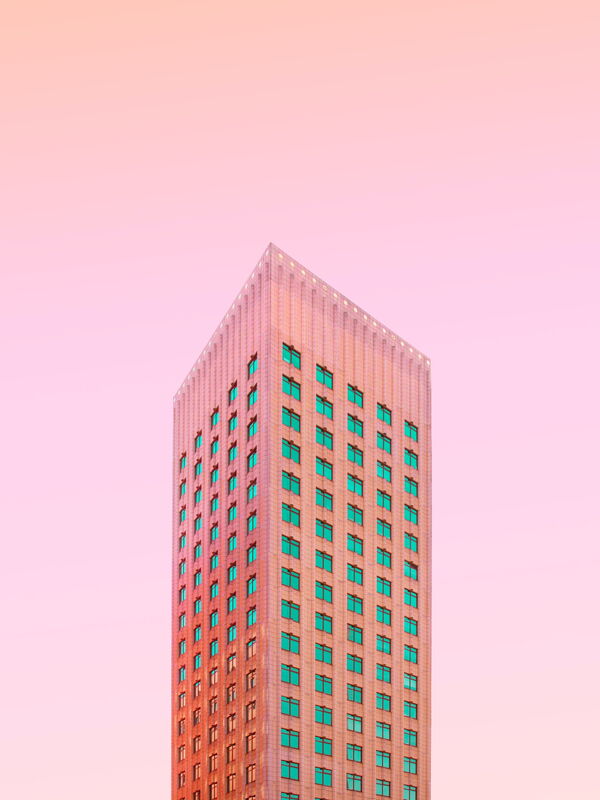 Moderne Architektur vor orangem Himmel