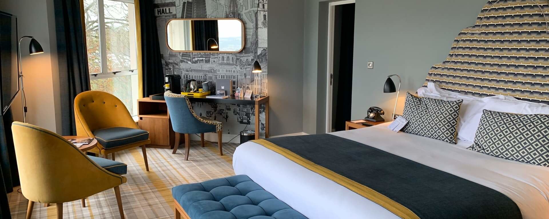 Stilvolles eingerichtetes Hotel Zimmer mit Bett Stilvolles eingerichtetes Hotel Zimmer mit Bett
