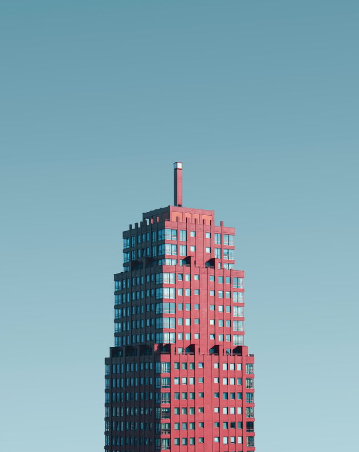 Moderne Architektur vor türkisem Himmel