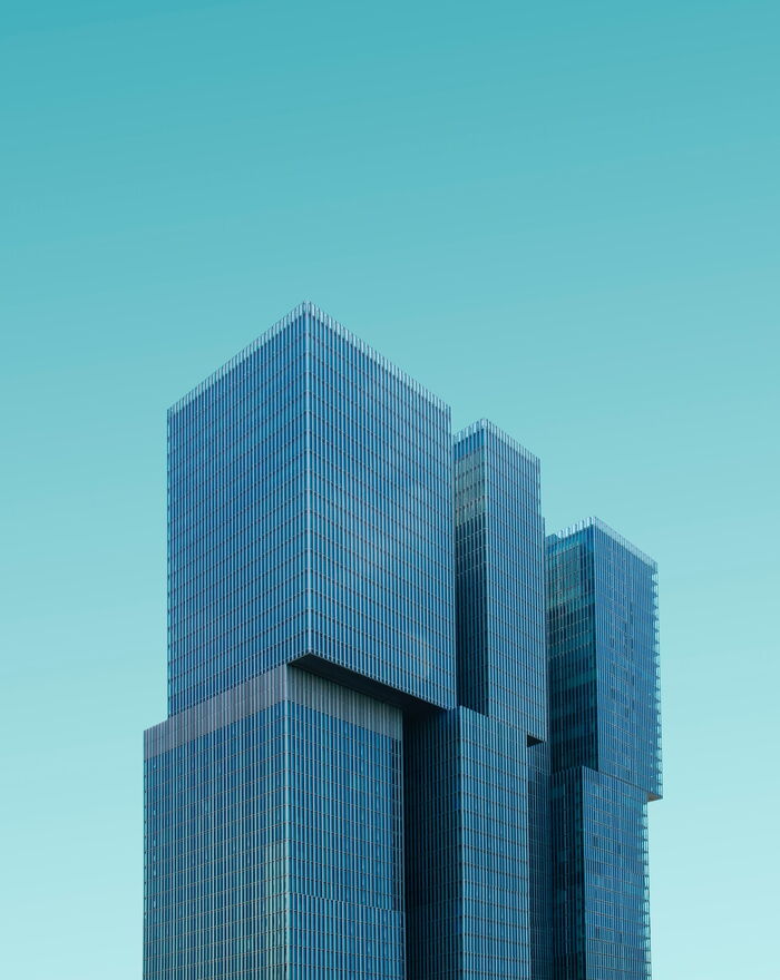 Moderne Architektur vor türkisem Himmel