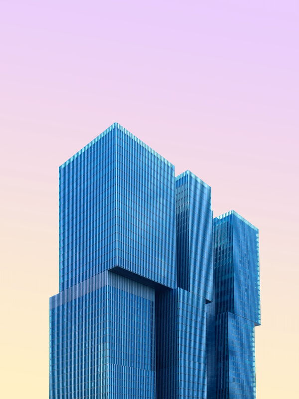 Moderne Architektur vor rosa Himmel