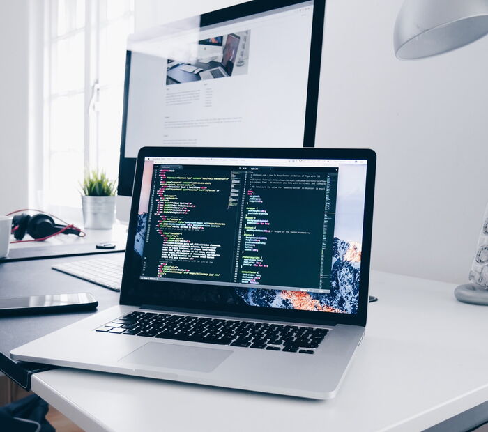 Laptop mit Ansicht für Programmierer