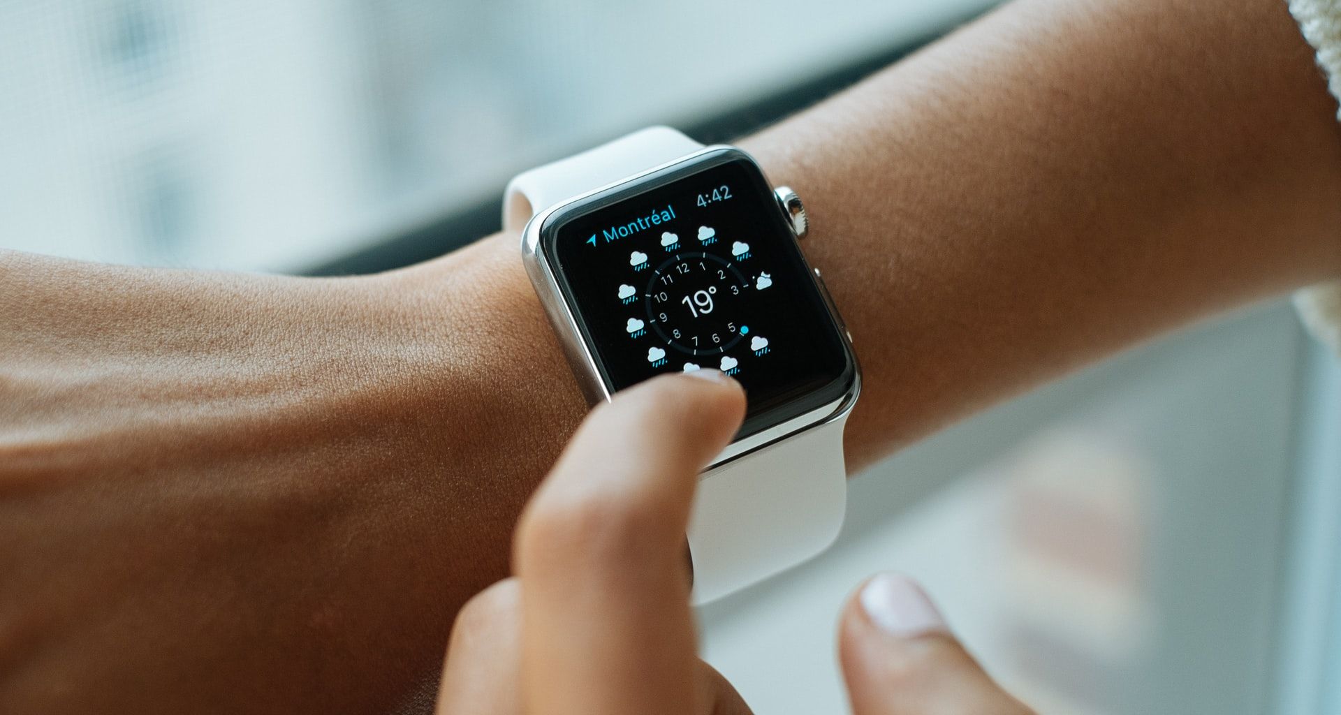 Smartwatch am Handgelenk mit Wetter App Smartwatch am Handgelenk mit Wetter App