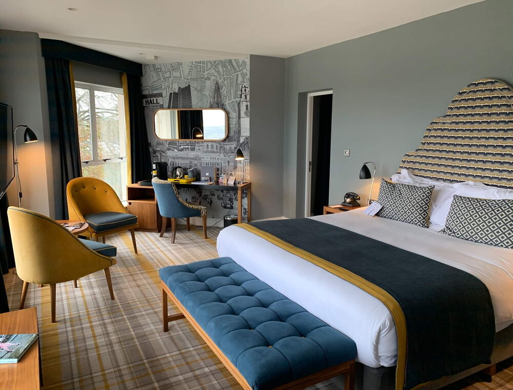 Stilvolles eingerichtetes Hotel Zimmer mit Bett