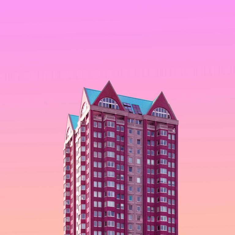 Wolkenkratzer vor pinkem Himmel