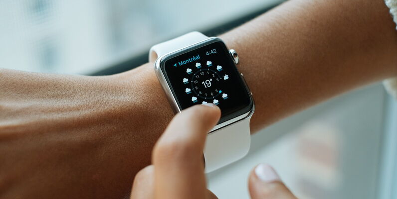 Smartwatch am Handgelenk mit Wetter App
