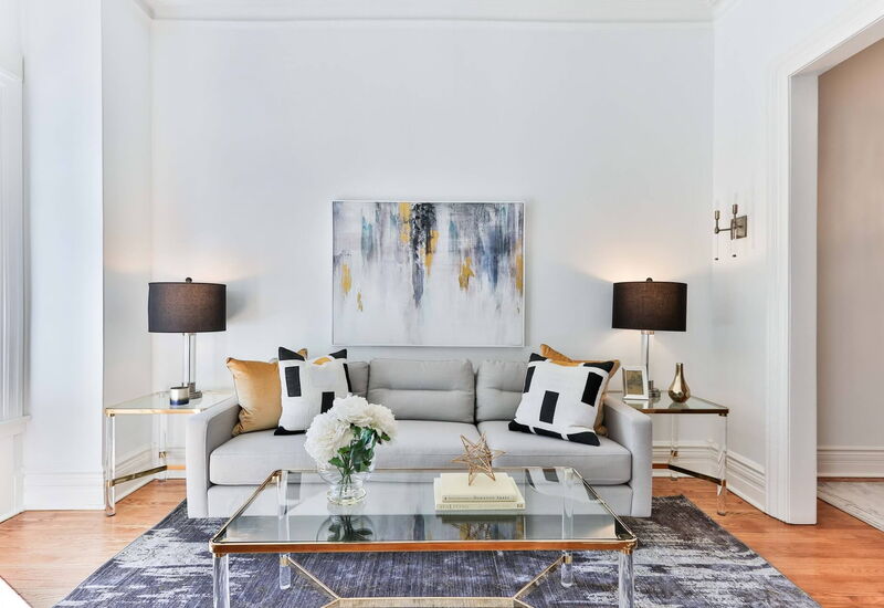 Stilvolles eingerichtetes Wohnzimmer mit Couch im Appartement