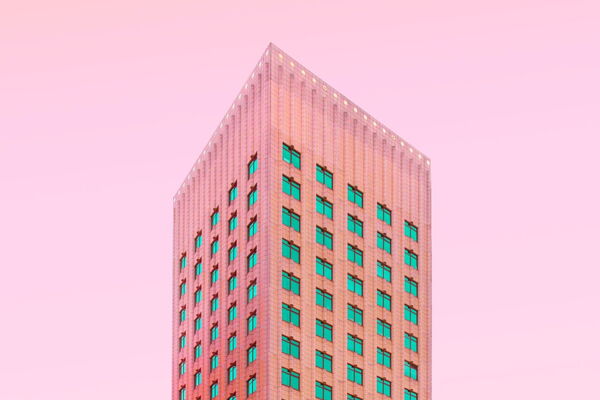 Moderne Architektur vor orangem Himmel