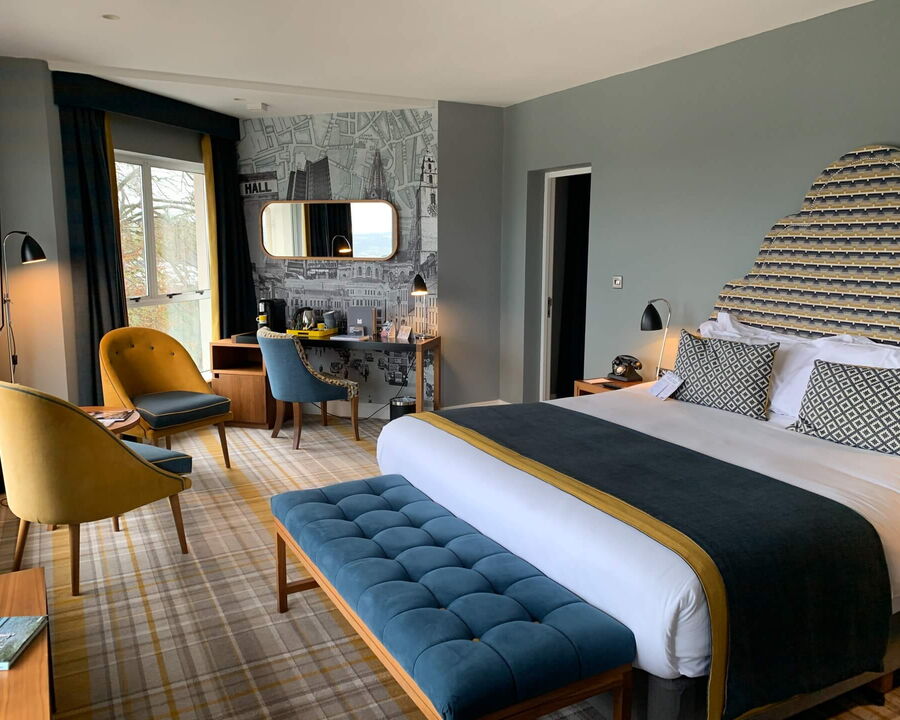 Stilvolles eingerichtetes Hotel Zimmer mit Bett