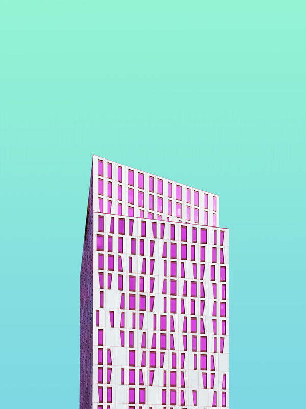 Moderne Architektur vor türkisem Himmel