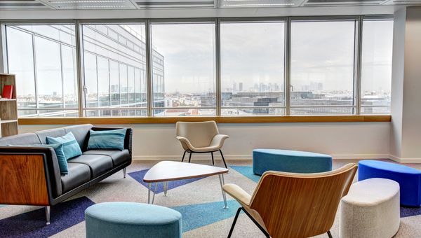 Stilvoller Büroraum mit moderner Einrichtung