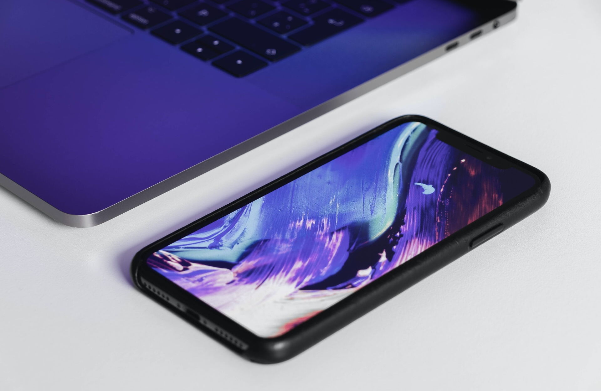 Smartphone mit lila Hintergrundbild