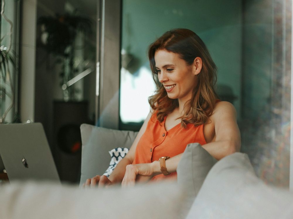 Geschäftsfrau beim Online-Banking