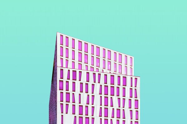 Moderne Architektur vor türkisem Himmel