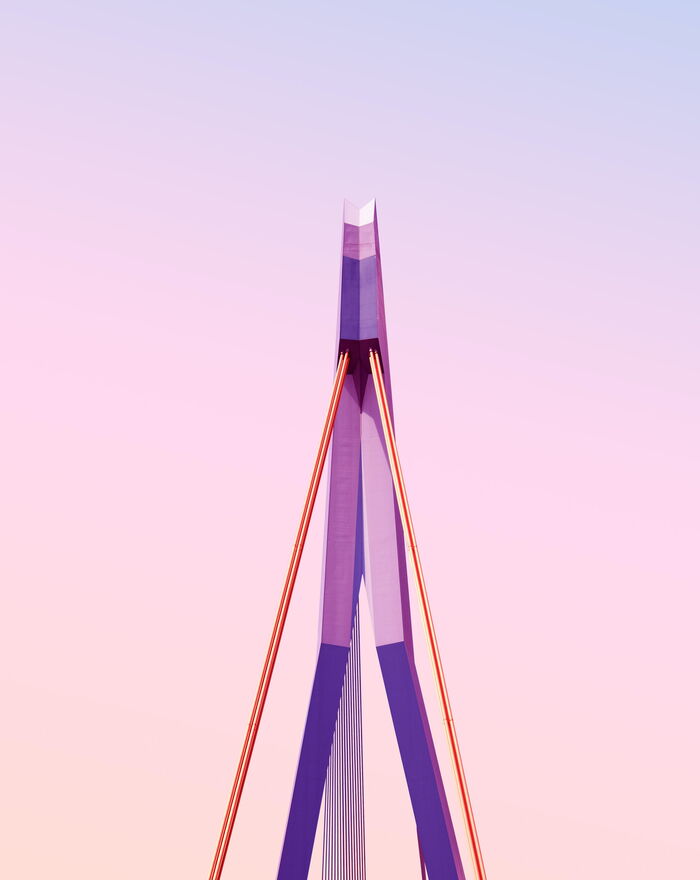 Moderne Brücke vor rosa Himmel