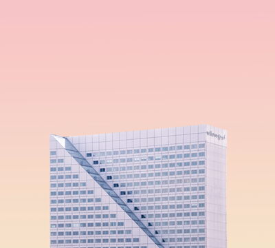 Moderne Architektur vor orangem Himmel