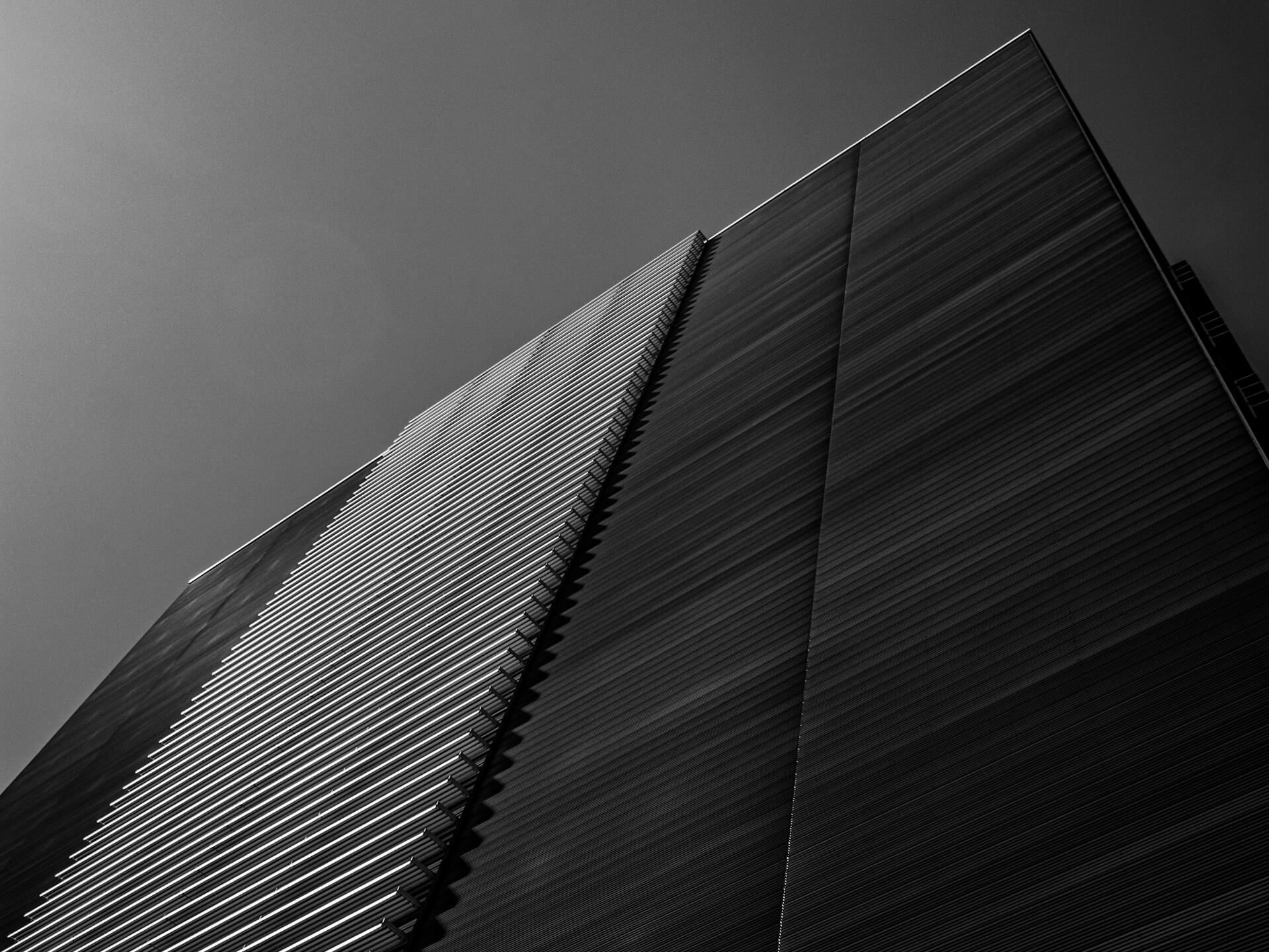 Moderne Architektur mit Farbverlauf im Himmel Moderne Architektur mit Farbverlauf im Himmel