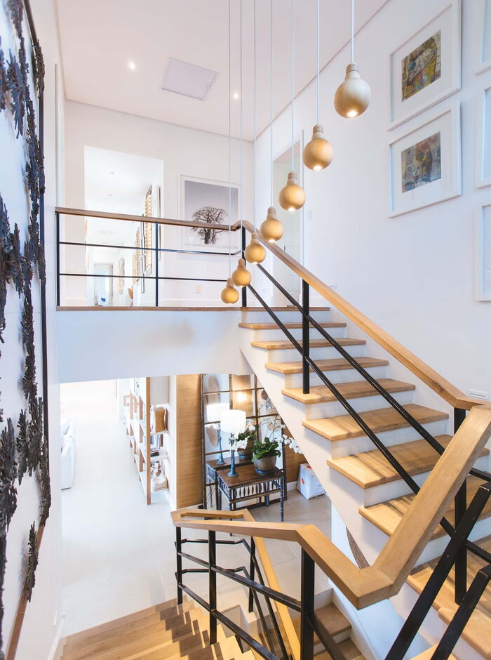 Stilvolles Treppenhaus im Hotels mit Lobby im Hintergrund