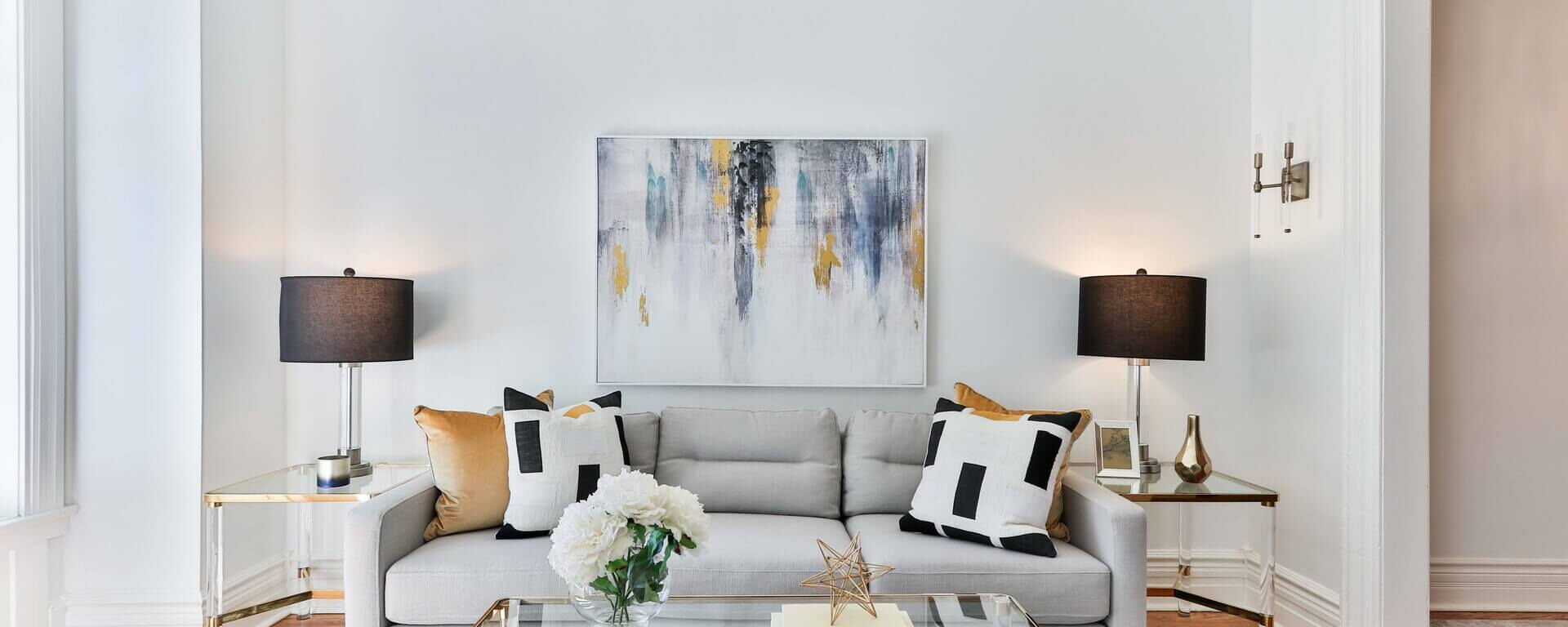 Stilvolles eingerichtetes Wohnzimmer mit Couch im Appartement