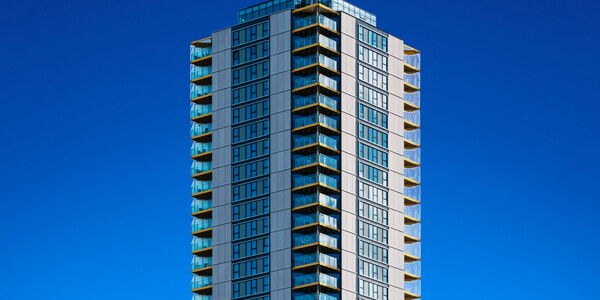 Moderne Architektur vor tiefblauem Himmel